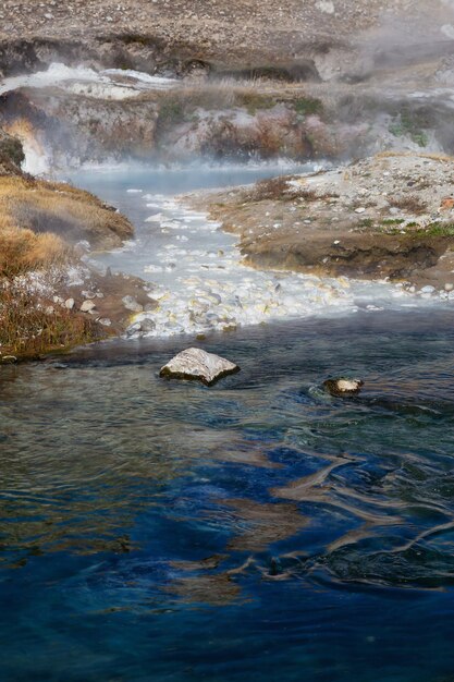 Vue sur les sources chaudes naturelles du site géologique de Hot Creek