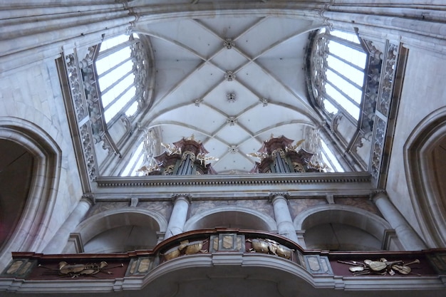 Vue sous angle bas du plafond sur le bâtiment