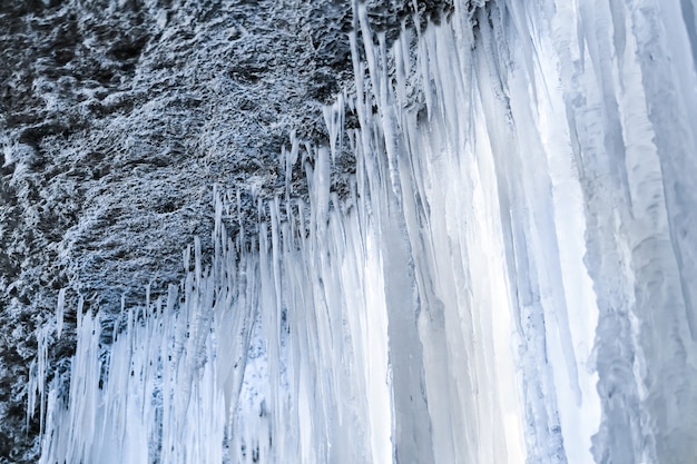 Vue sous une cascade gelée, rideau de glace de glaçons