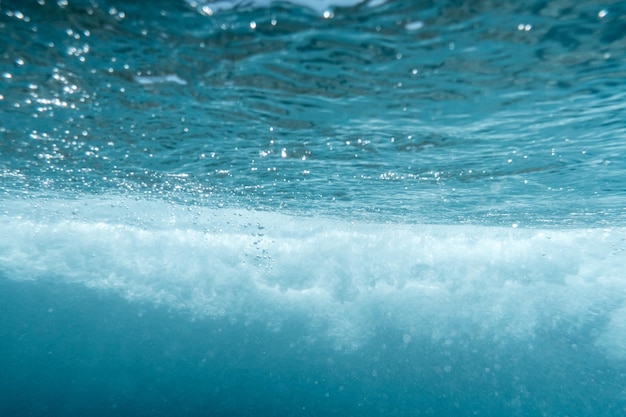 Vue sous-marine de bulles dans l'océan bleu profond Close Up Water Background
