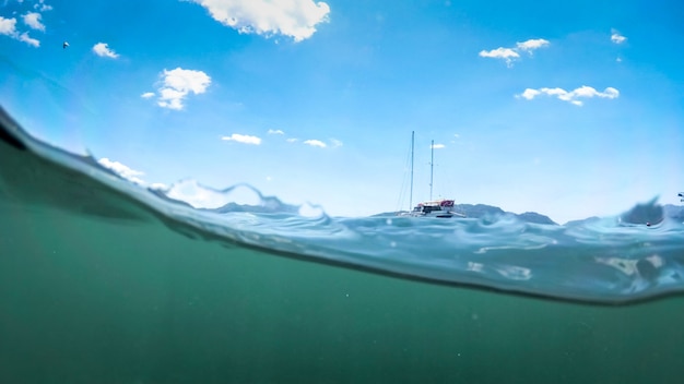 Vue sous-marine du yacht à la surface de la mer.