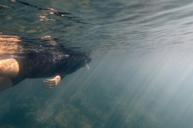 vue sous-marine, de, jeune homme, snorkeling, exploration, concept, copie, espace