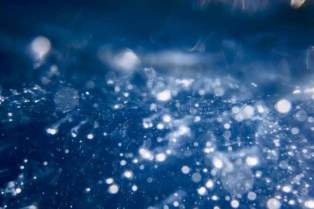 Vue sous-marine de la surface de l'eau. Fond sous-marin