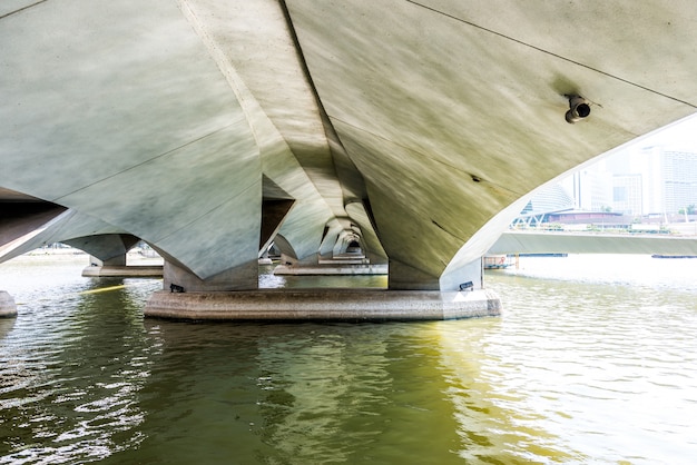 Vue sous le pont de l&#39;Esplanade, Singapour