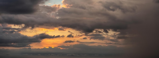 Vue spectaculaire d'un cloudscape lors d'un coucher de soleil sombre et coloré