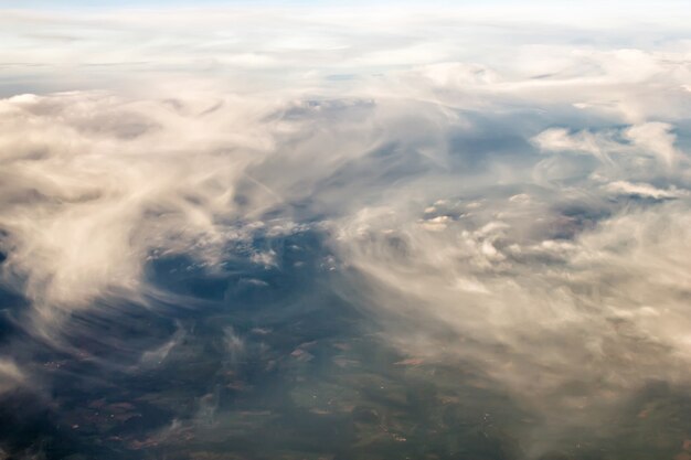 Vue spectaculaire sur un coucher de soleil au-dessus des nuages depuis l'avion