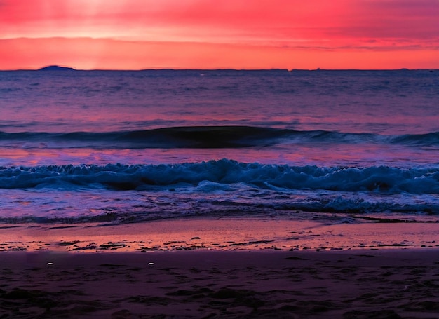 Vue spectaculaire du coucher du soleil le soir