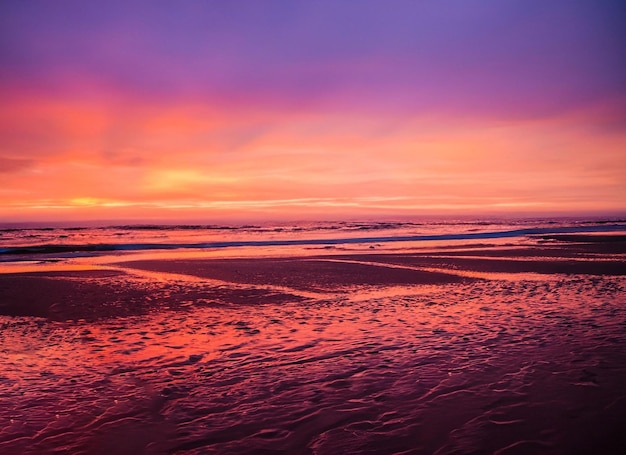 Vue spectaculaire du coucher du soleil le soir