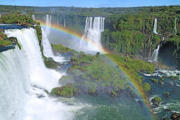 Vue spectaculaire des puissantes chutes d'Iguazu avec un arc-en-ciel du côté brésilien du Brésil