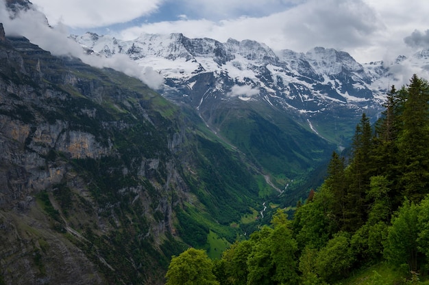 Vue sur la spectaculaire vallée de Lauterbrunnen depuis Murren Suisse