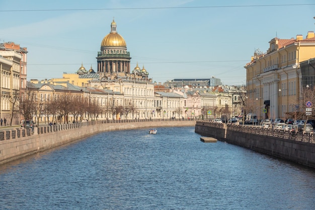 Une vue de la st. rivière petersburg au centre de st. petersbourg.