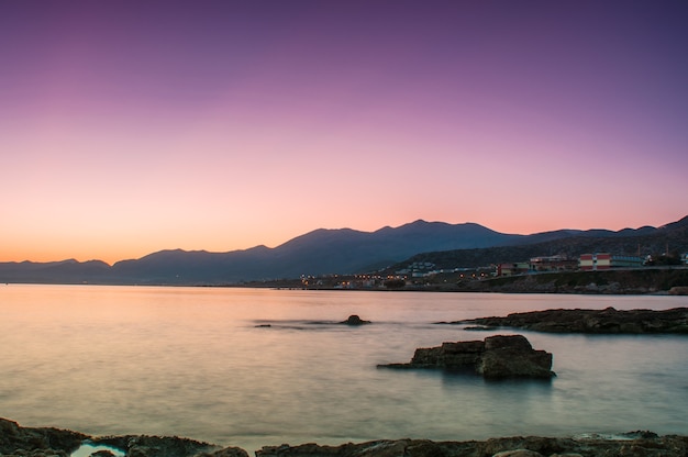 Vue sur la station balnéaire d'Agios Nikolaos en Crète.