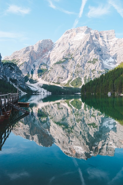 Vue de la station de bateaux en bois au lac alpin de haute montagne