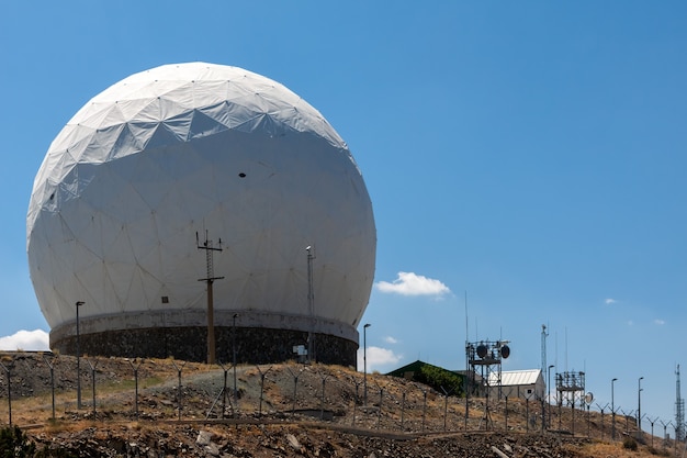 Vue de la station radar du mont Olympe à Chypre