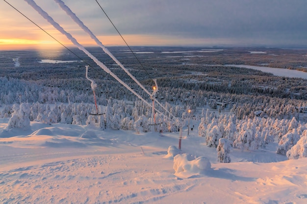 Vue sur la station de ski Ruka, Laponie finlandaise, froide journée d&#39;hiver.