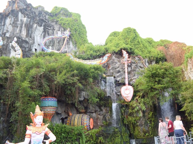 Vue de la statue de Bouddha contre les arbres et les plantes