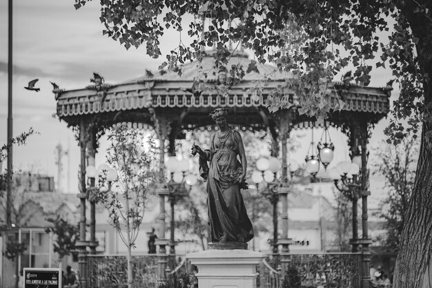 Photo vue de la statue sur un ciel nuageux