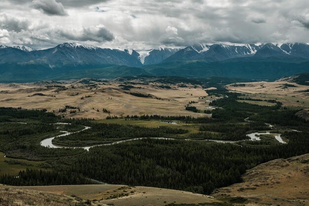 Vue sur les steppes de Kurai dans les montagnes de l'Altaï