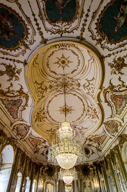 Vue des superbes chambres décorées du palais national de Queluz, situé à Sintra, au Portugal.