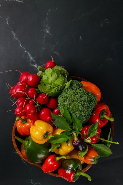 Vue supérieure de l'assortiment de légumes frais de la ferme