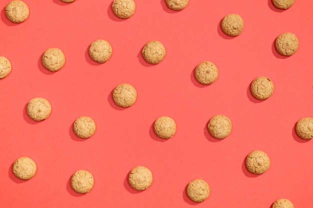 Vue supérieure des biscuits sur fond rouge Pattern à couche plate