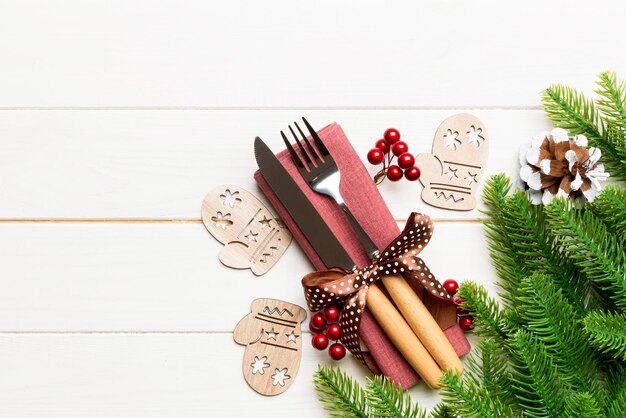 Vue supérieure des décorations de Noël sur fond de bois Fourchette et couteau sur serviette attachés avec un ruban et espace vide pour votre conception concept de modèle de nouvelle année