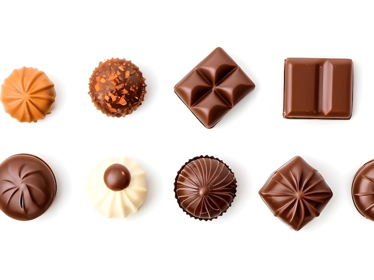 Photo vue supérieure de diverses pralines de chocolat isolées sur un fond transparent de bonbons au chocolat avec v