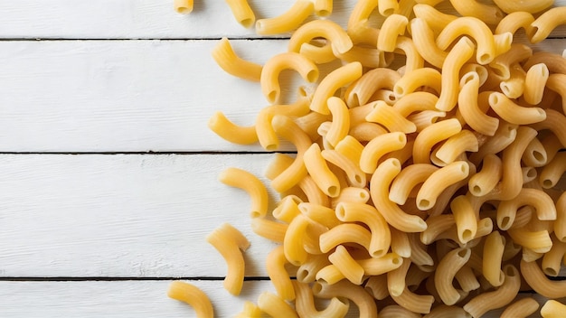 Vue supérieure du coude pasta de macaroni avec espace de copie sur fond en bois blanc