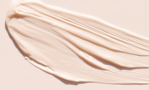 Vue supérieure du frottis cosmétique beige en gros plan Texture crémeuse de soins de la peau ou échantillon de maquillage macro