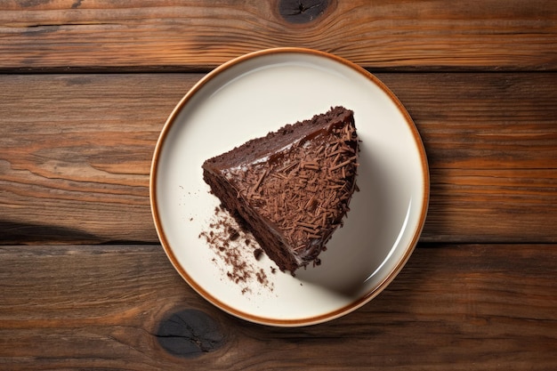 Vue supérieure du gâteau au chocolat sur une assiette blanche sur une table en bois