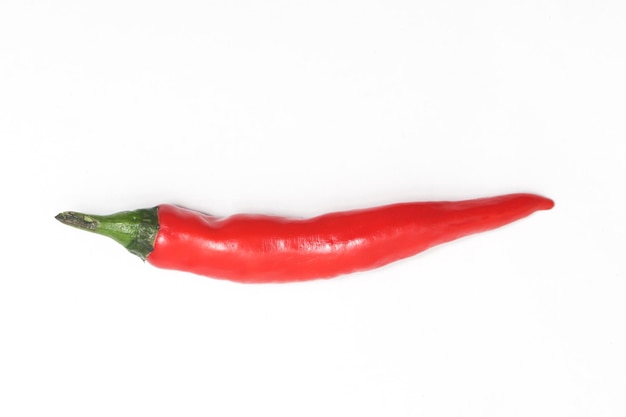 Vue supérieure du piment rouge chaud isolée sur le chemin de coupe de fond blanc