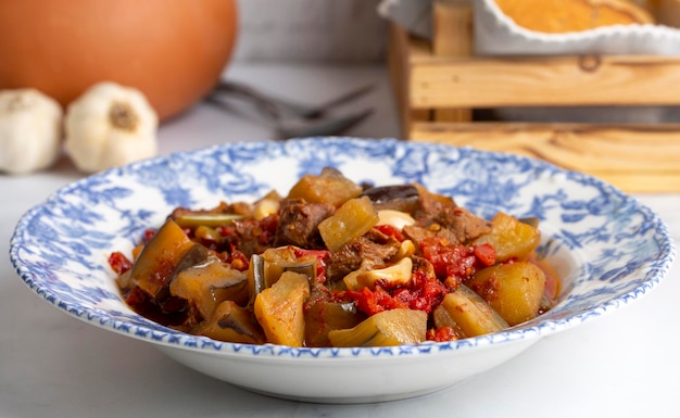 Vue supérieure du plat turc Guvech viande cuite au four avec aubergine et traditionnellement servie dans un pot en terre cuite nom turc etli patlican guvec ou patlican tava