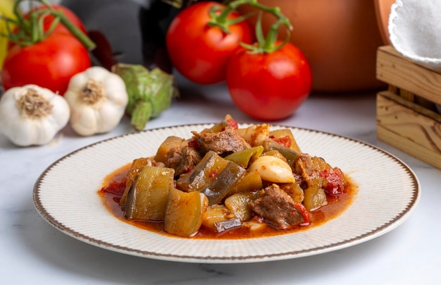 Vue supérieure du plat turc Guvech viande cuite au four avec aubergine et traditionnellement servie dans un pot en terre cuite nom turc etli patlican guvec ou patlican tava