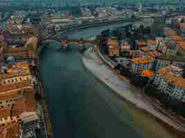 Photo vue supérieure du pont scaliger et de la rivière adige vue aérienne de la ville historique de vérone, en italie