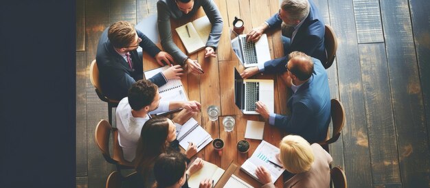 Vue supérieure d'un groupe de personnes se réunissant et rassemblées dans un bureau Image générée par l'IA