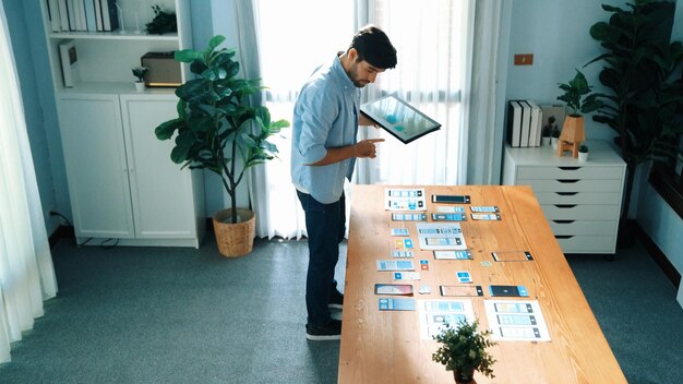 Vue supérieure d'un homme d'affaires tenant une tablette tout en regardant la convocation du document