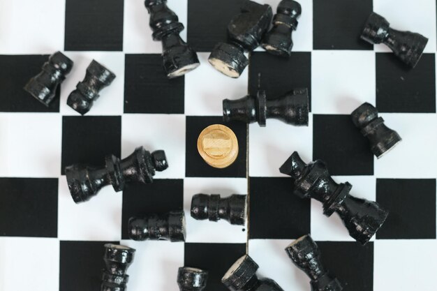 Vue supérieure de One King Chess en tant que vainqueur avec des pièces d'échecs noires tombant sur l'échiquier
