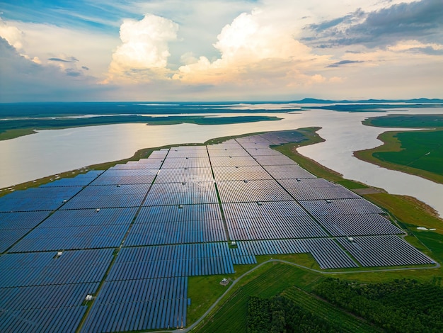 Vue supérieure des panneaux solaires sur la ferme du lac Dau Tieng Source alternative d'électricité Les panneaux solares absorbent la lumière solaire comme source d'énergie pour générer de l'électricité, créant ainsi une énergie durable.