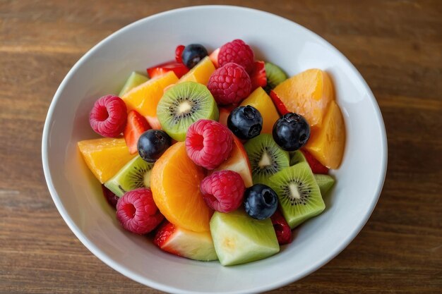 vue supérieure salade de fruits sur un bol blanc sur une table brune