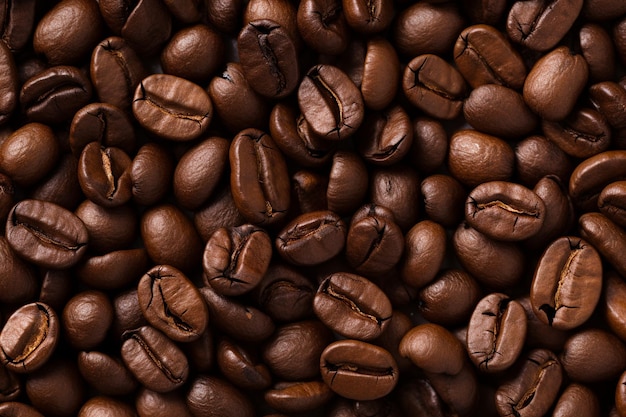 vue supérieure d'une tasse de café avec des grains de café sur une soucoupe sur fond blanc