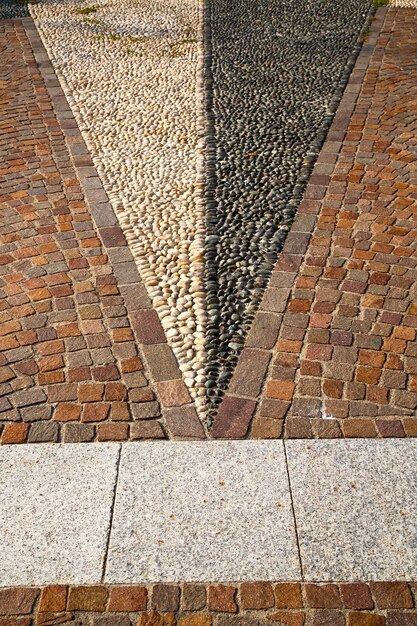 Vue surélevée de la forme triangulaire sur la pierre de pavage