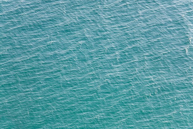 Vue de la surface de l'eau bleu mer d'été