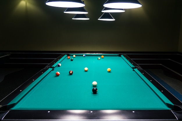 La vue à la surface d'une table de billard et de boules