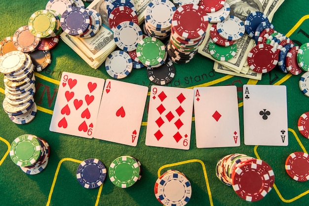 Vue d'une table de jeu avec de nombreuses cartes de poker et tapis vert de jetons