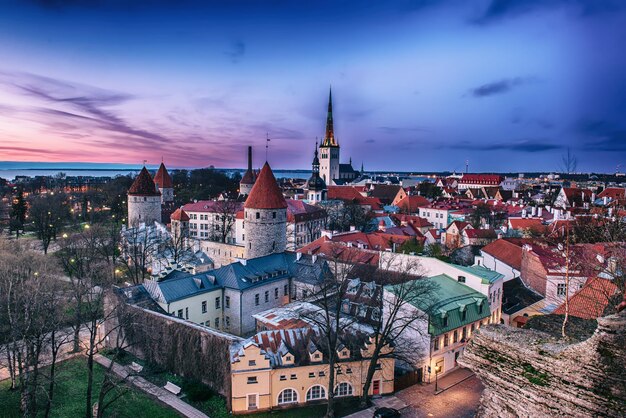 Vue de Tallinn au coucher du soleil