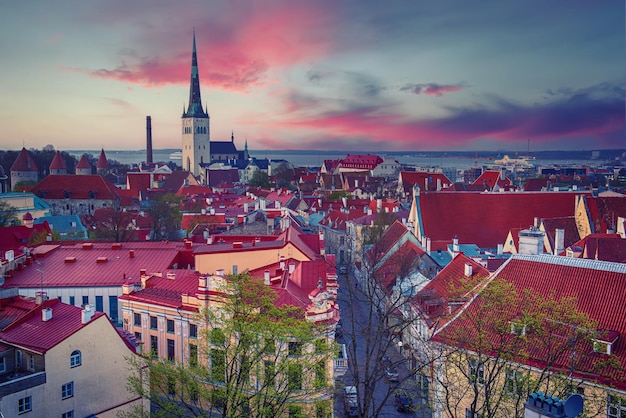 Vue de Tallinn au coucher du soleil