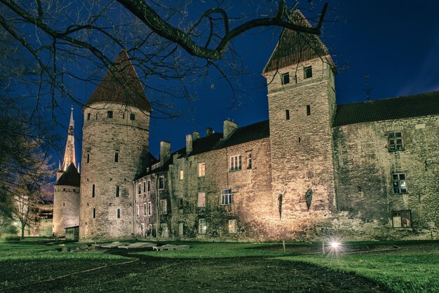 Photo vue de tallinn la nuit