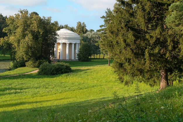 Vue sur le Temple de l'amitié sur la rive de la rivière Slavyanka dans le parc Pavlovsky lors d'une journée d'été ensoleillée Pavlovsk Saint Petersburg Russie