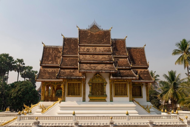 Vue sur le temple du Bouddha Haw Pha Bang du complexe du musée national de Luang Prabang, Laos