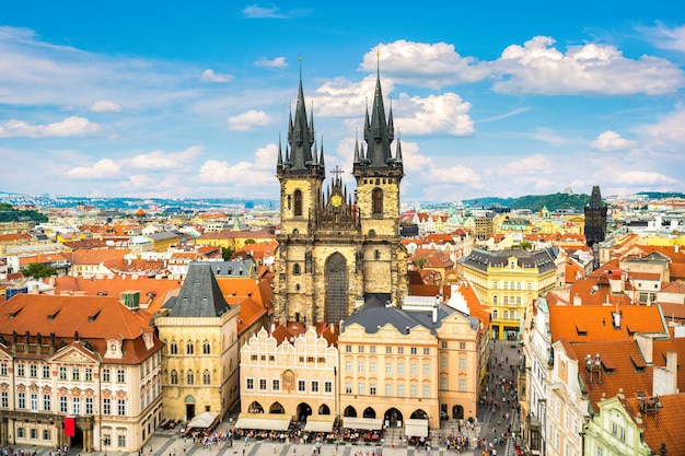 Vue sur le temple Tynsky à Prague d'en haut